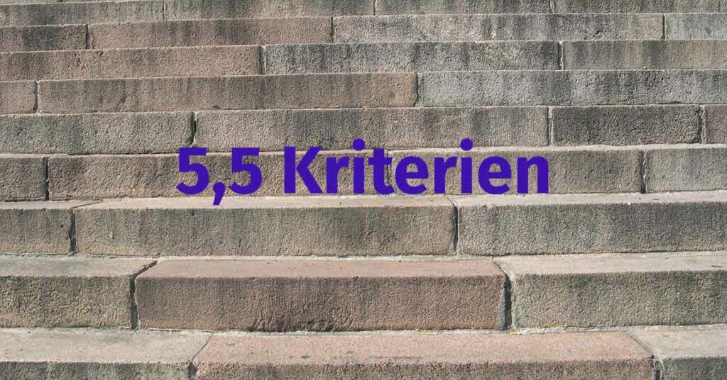 Stufen mit Schrift 5,5 Kriterien | Barrierefreiheit