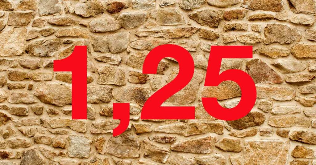 Vor einer Natursteinmauer steht "1,25" in roten Zahlen | Baukredite