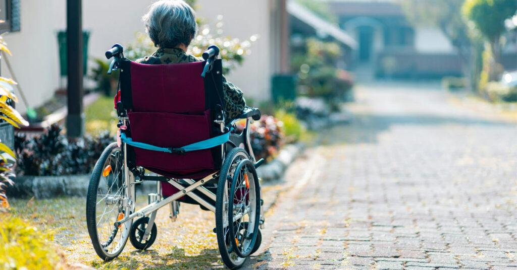 ein Großmutter im Rollstuhl