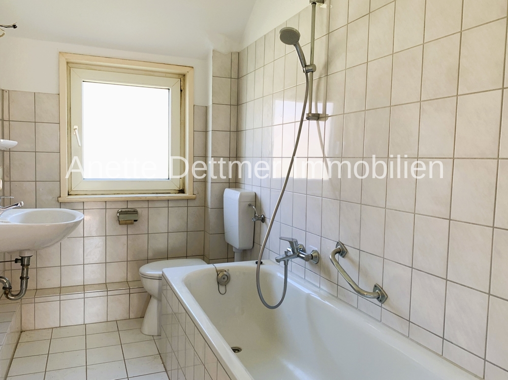 Tageslichtbad mit Wanne