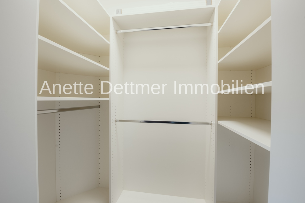 begehbarer Kleiderschrank am Schlafzimmer