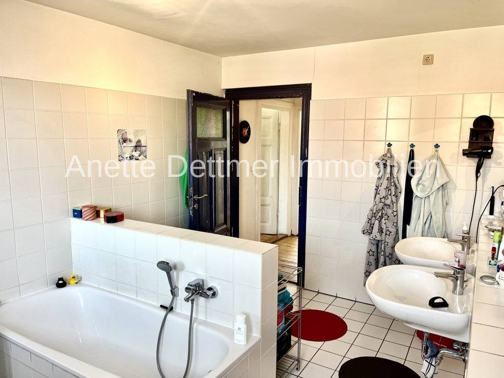 29 OG 1. Bad mit Badewanne