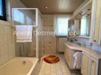 Bad mit Dusche und Wanne EG