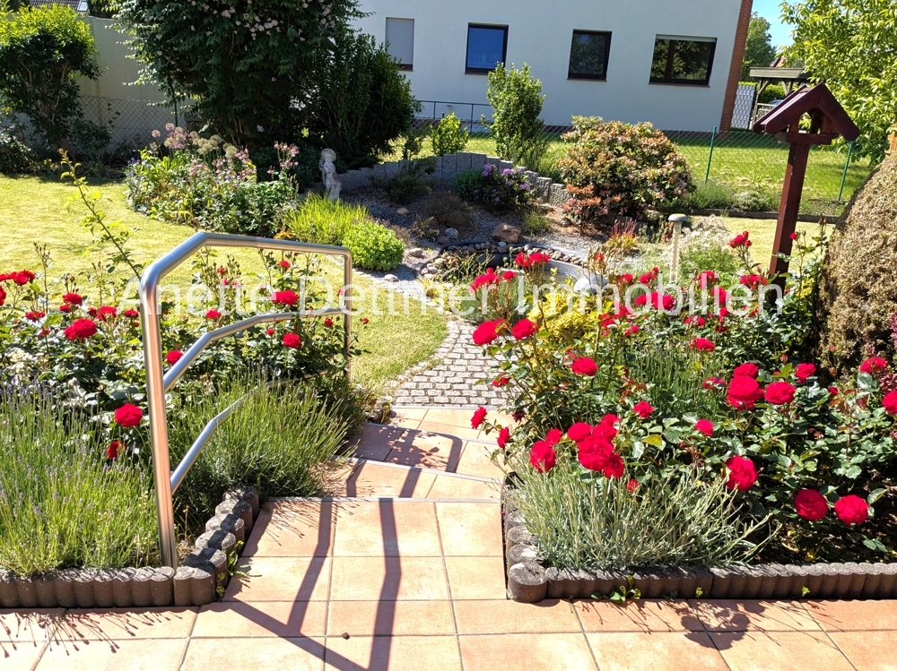 Blick von Terrasse in den Garten