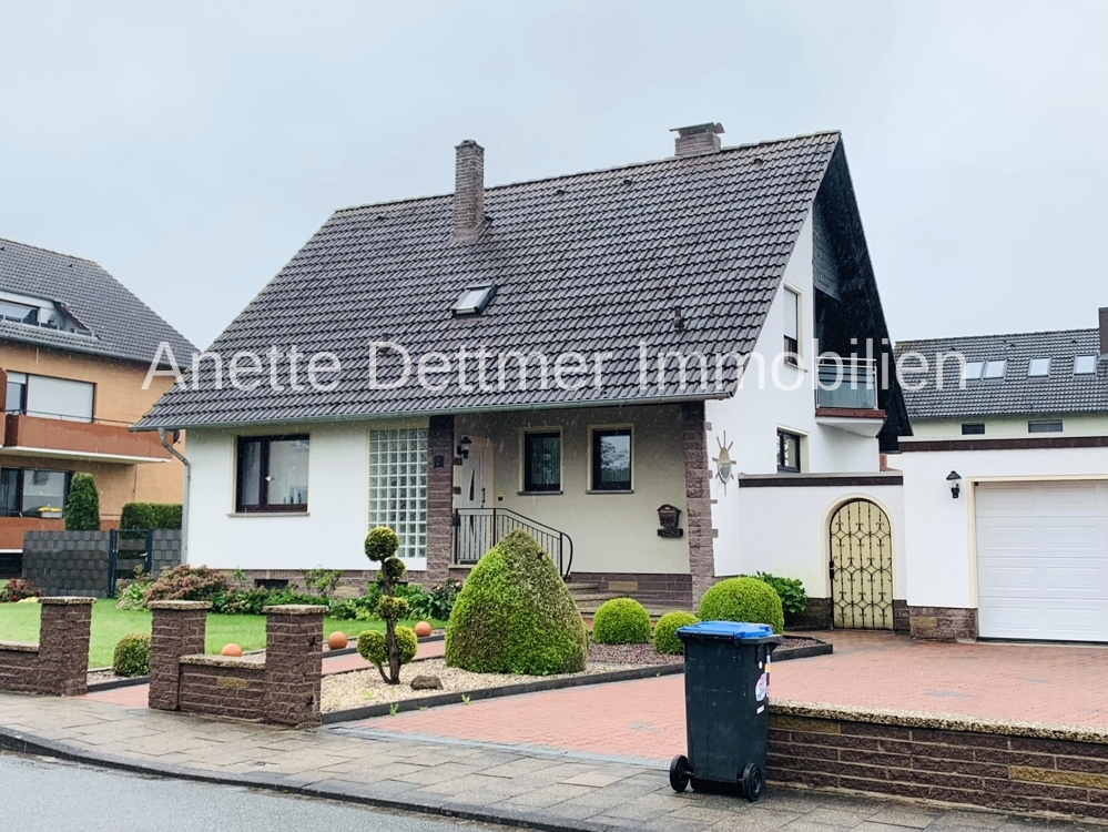 Frontseite mit Garage