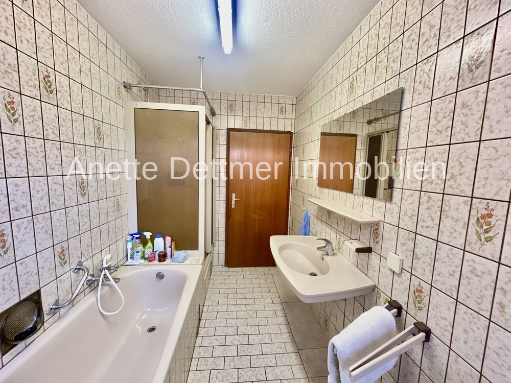 24 UG Badezimmer mit Dusche und Badewanne