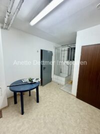 36 Tiefkeller Vorraum mit Dusche
