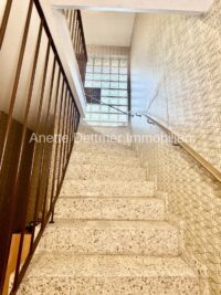 14 Hausflur- Treppe zum Untergeschoss