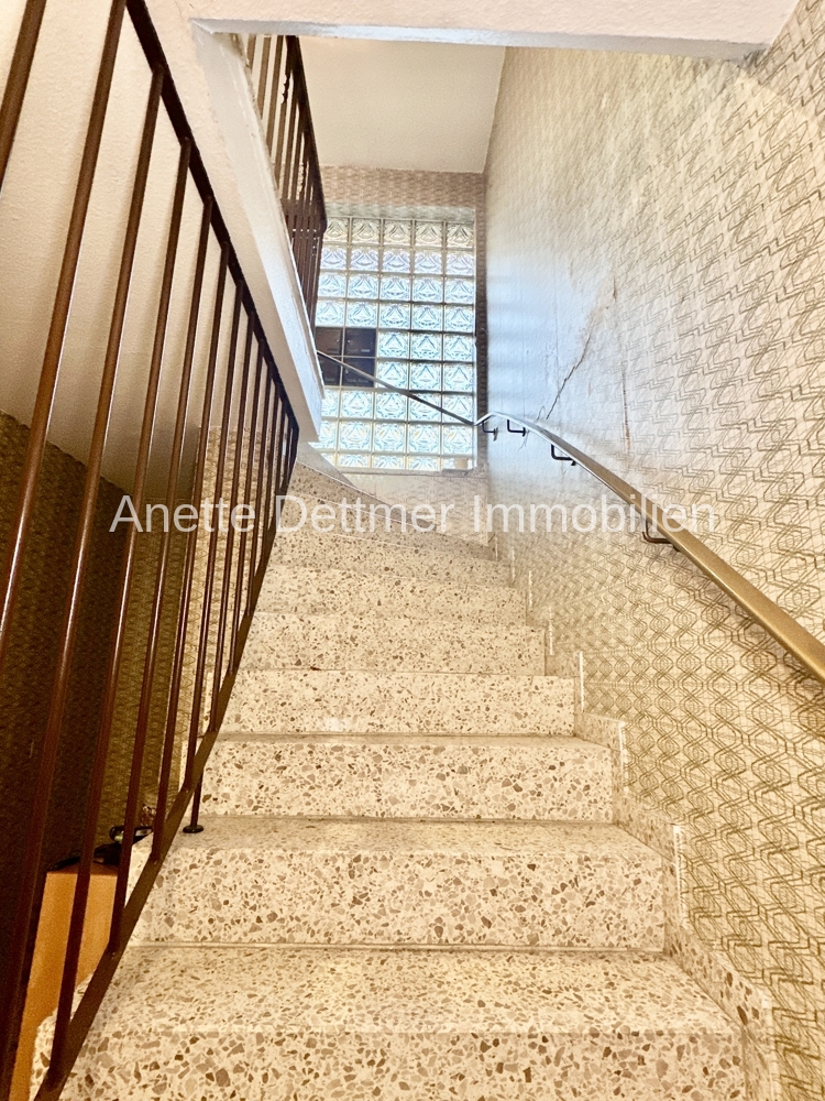 14 Hausflur- Treppe zum Untergeschoss