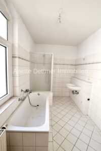 19 Wohneinheit Badezimmer mit Badewanne und Dusche