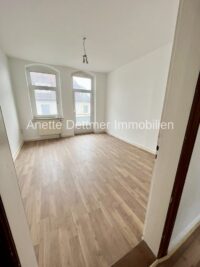 13 Wohneinheit Wohnzimmer mit Balkon