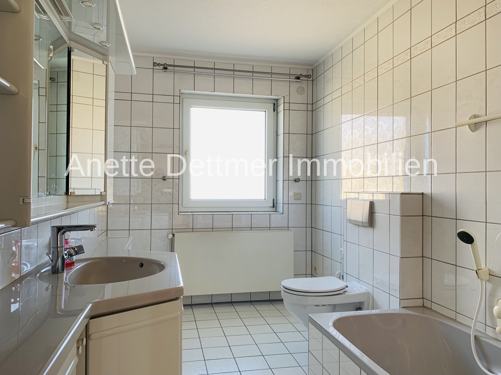 Tageslichtbad mit Wanne und Dusche
