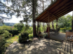 überdachte Terrasse mit herrlichem Blick - Charmantes Wochenendhaus auf großem Grundstück – naturnah & hochwertig ausgestattet