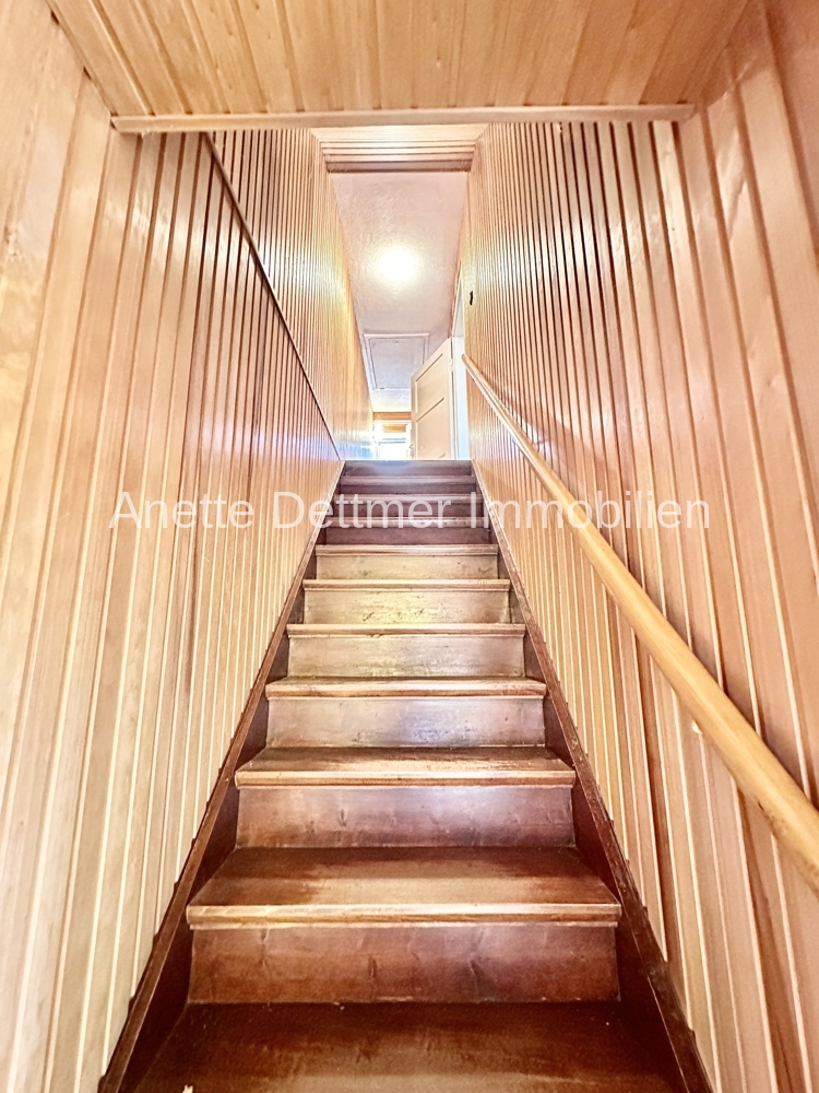 12 Treppe zum OG