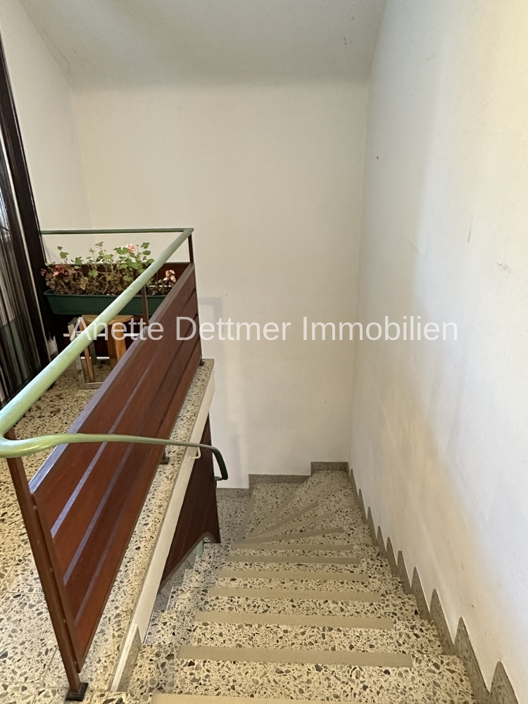10 Treppenhaus zum OG