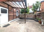 Terrasse mit Blumenbeet
