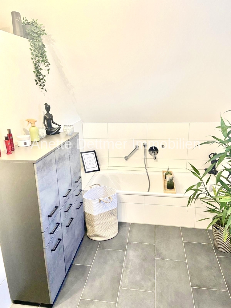 14 Badeziimmer mit Badewanne