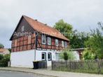 Ansicht mit Vorgarten - Fachwerkcharme in dörflicher Lage mit kleinem Garten