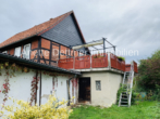 Rückseite mit großem Balkon - Fachwerkcharme in dörflicher Lage mit kleinem Garten