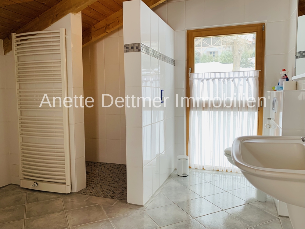 Tageslichtbad mit Dusche und Wanne im DG