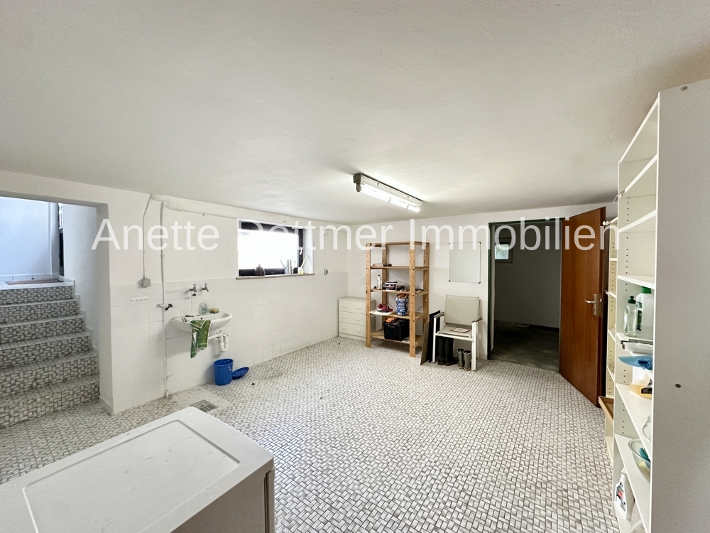 24 Keller Waschküch und Zugang zur Garage und Garten