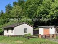 Ansicht mit Garage