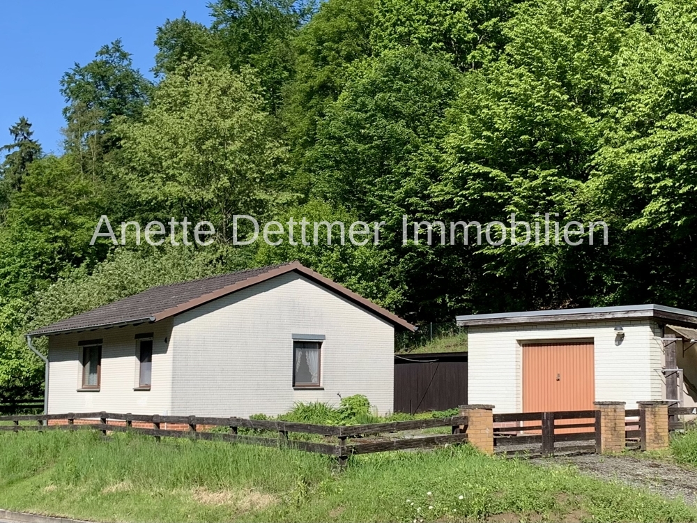 Ansicht mit Garage