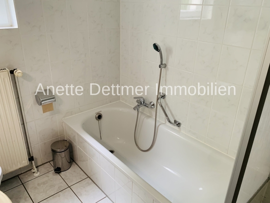 Tageslichtbad mit Wanne und Dusche