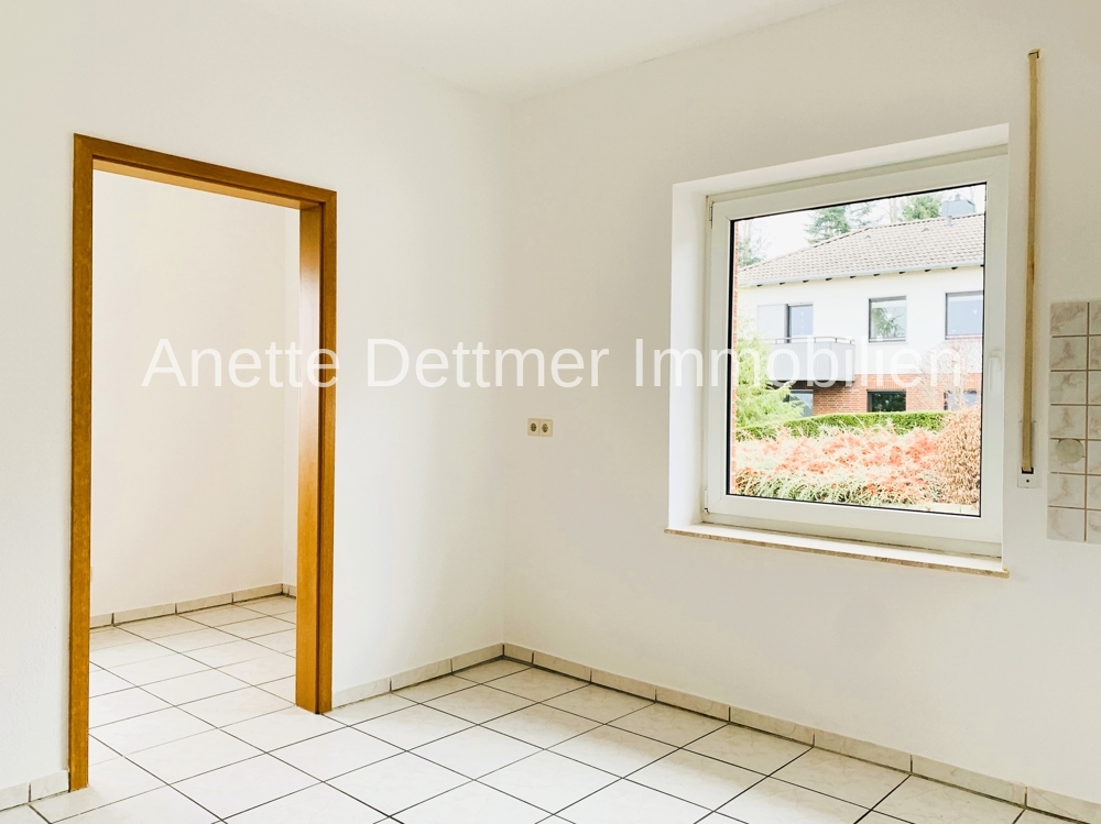 Küche mit Zugang zu einem Haus-Wirtschafts-Raum