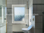 Tageslichtbad mit Wanne und Dusche - Moderne 3-Zimmer-Erdgeschosswohnung in ruhiger Lage mit Panoramablick