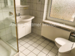 Tageslicht-Vollbad mit Dusche und Wanne - Moderne 3-Zimmer-Erdgeschosswohnung in ruhiger Lage mit Panoramablick
