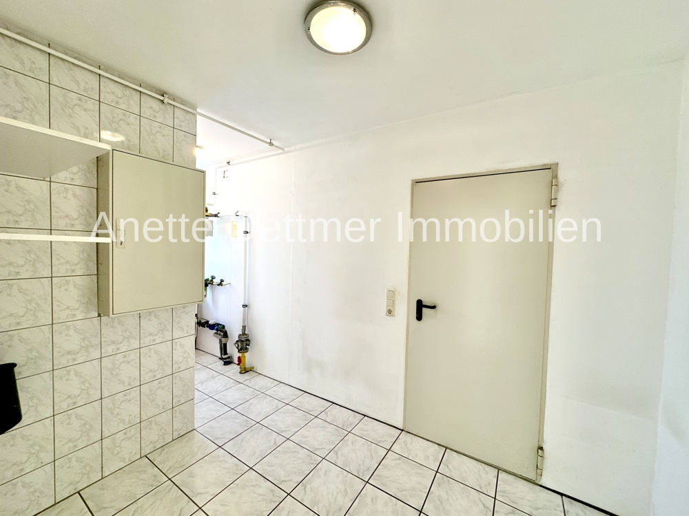 10 Hauswirtschaftsraum mit Zugang zur Garage