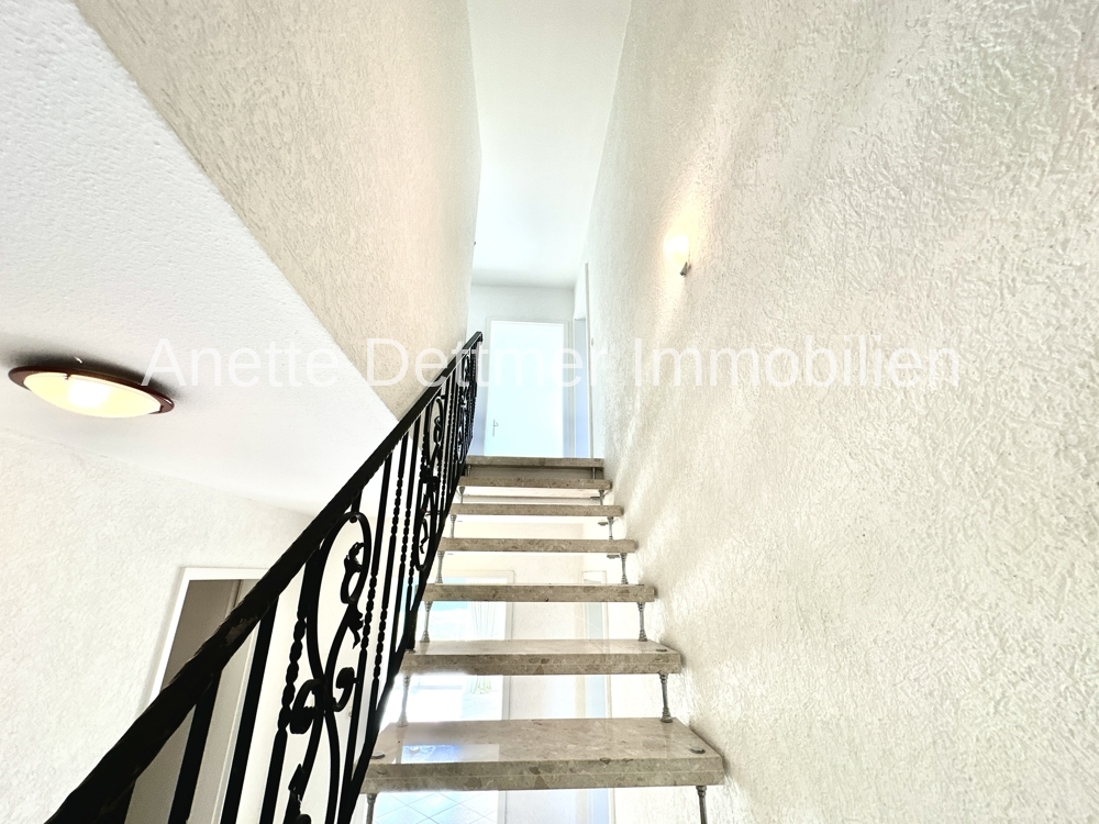 12 Treppe zum Obergeschoss
